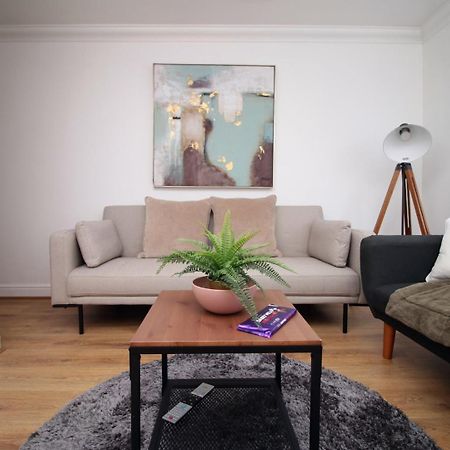 Spacious 5 Bedroom | With Fenced Backyard Newport  Bagian luar foto