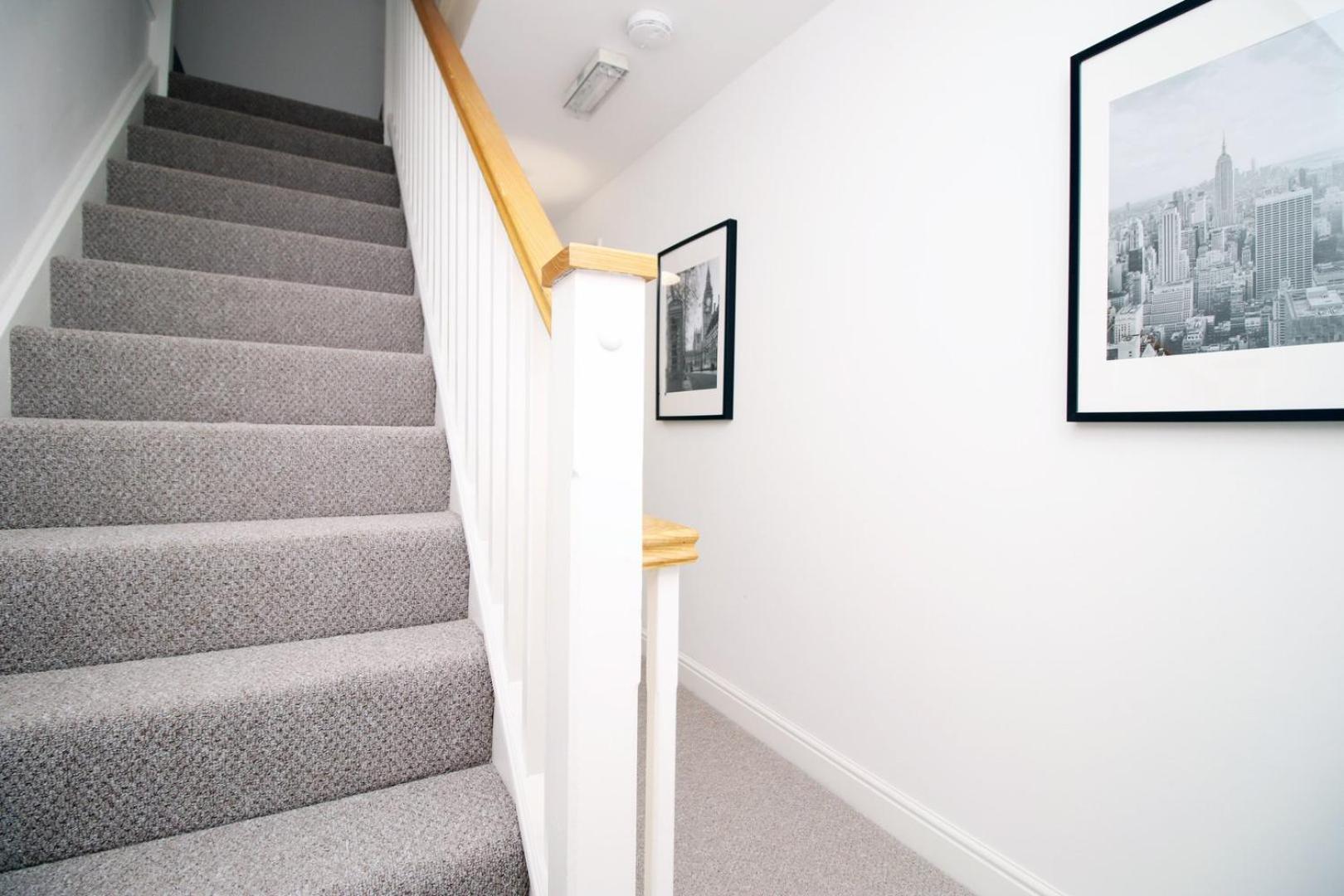 Spacious 5 Bedroom | With Fenced Backyard Newport  Bagian luar foto